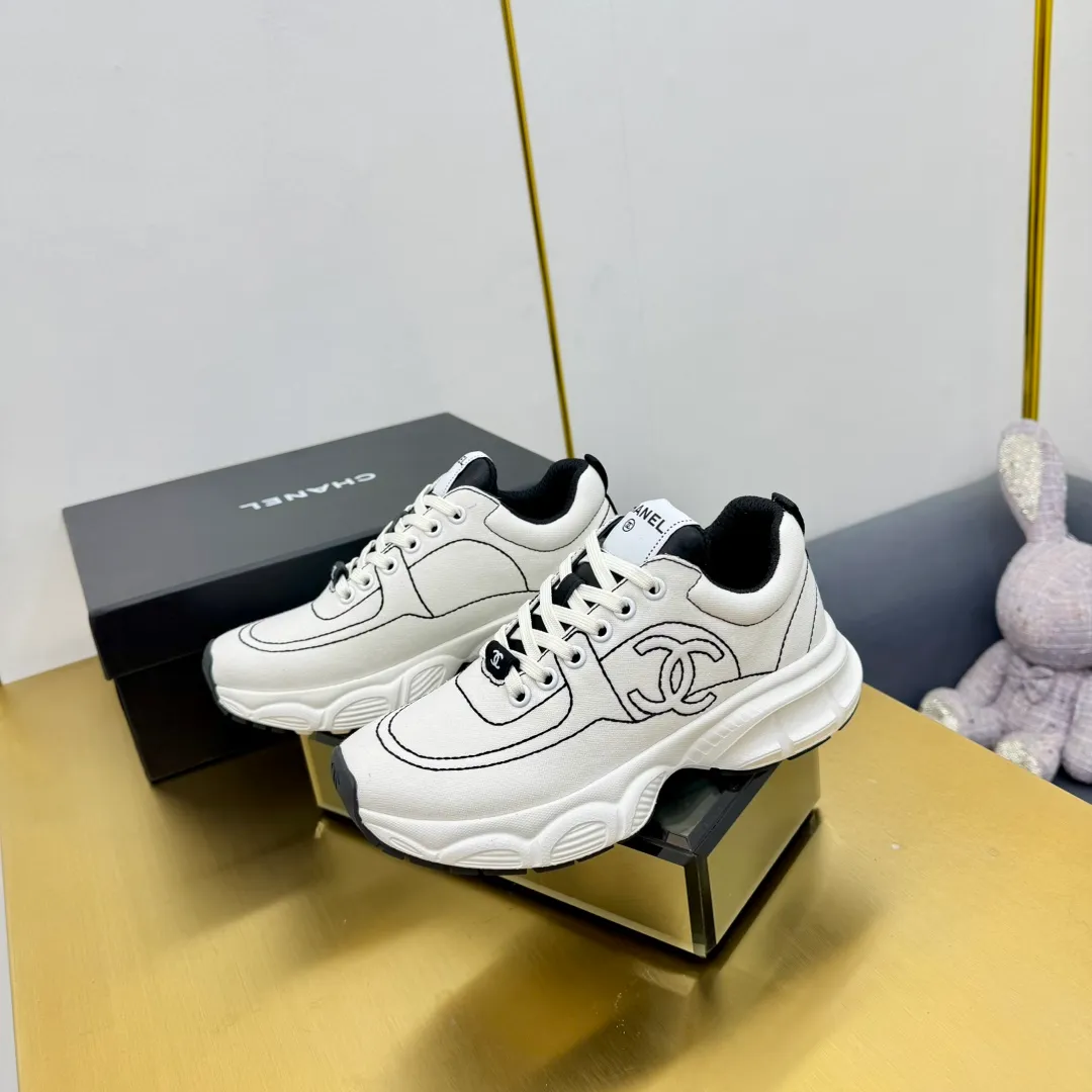 👟👟Ex-factory price 620👟👟 Upgraded version, upgraded version, upgraded version! No rebuttal accepted! ! ! ! Chanel Chanel dad shoes, couples' model for men and women - 2025 top casual sports shoes in the counter. This classic design; the upper is electro-embroidered with various techniques; ❷The inner lining is made of: original Yangli + net ❸The outsole is based on: the original TPU combination outsole. The full set of boutique packaging for women 35–41